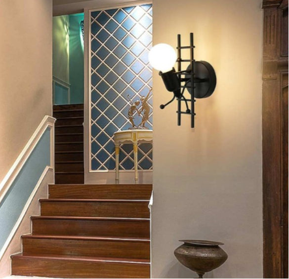 Applique Lampada da Parete Decorativa in Metallo con Attacco E27 – Forma Omino su Scala, Colore Bianco o Nero