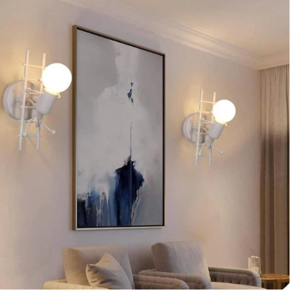 Applique Lampada da Parete Decorativa in Metallo con Attacco E27 – Forma Omino su Scala, Colore Bianco o Nero
