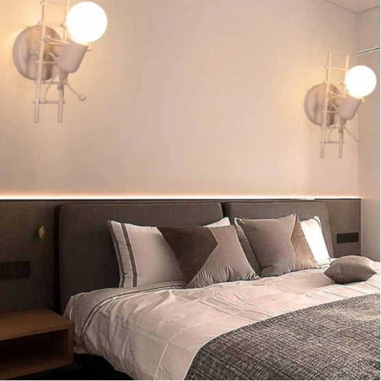 Applique Lampada da Parete Decorativa in Metallo con Attacco E27 – Forma Omino su Scala, Colore Bianco o Nero